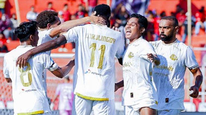 Pemain Arema FC merayakan gol Lokolingoy. Hasil skor akhir Semen Padang Vs Arema FC adalah 1-2, Jumat (27/12/2024)
