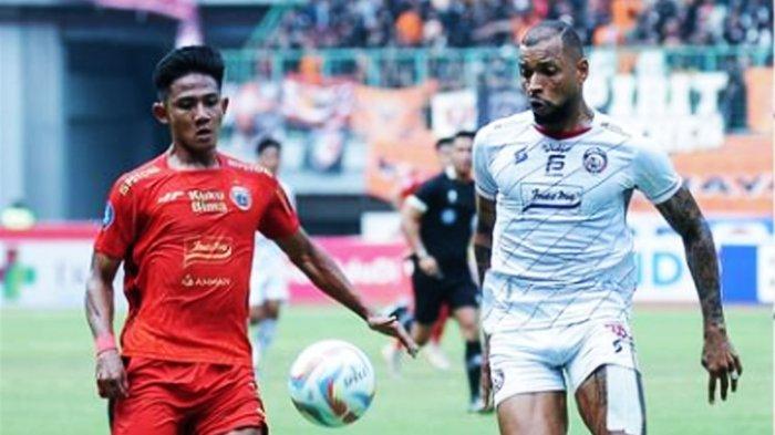 Duel pemain Persija, Firza Andika dan striker Arema FC, Gustavo Almeida dalam laga Persija Jakarta Vs Arema FC, MInggu (20/8/2023) skor sementara 2-2 di akhir babak pertama dan kini laga babak kedua masih berlangsung
