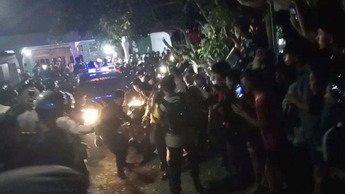 Ribuan orang mengepung sebuah rumah di Desa Gandong, Kecamatan Bandung, Kabupaten Tulungagung, tempat sopir melarikan diri seusai melakukan tabrak lari, Kamis (22/2024) malam.