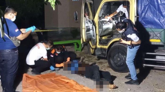 Polisi saat mengevakuasi jenazahsopir truk yang ditemukan tewas di dalam truk di Halaman Rumah Makan di Dusun/Desa Bajulan, Kecamatan Saradan, Kabupaten Madiun, Rabu petang (17/7/2024).