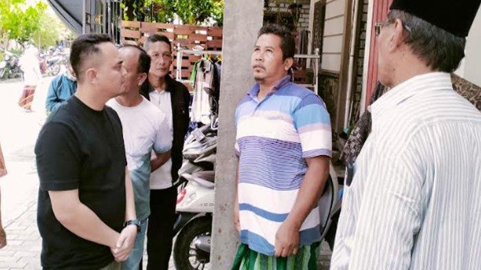 Kasatreskrim Polres Gresik AKP Aldhino Prima Wirdhan (kiri) dan suami korban, Mahfud (tengah) di depan rumah korban, Sabtu (16/3/2024).