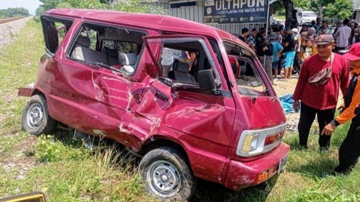 Kondisi mobil Suzuki Carry warna merah bernopol N 11xx XL rusak parah usai ditabrak Kereta Api Argo Semeru, di perlintasan tanpa palang pintu, Dusun Pucung, Desa/Kecamatan Wonoasri Kabupaten Madiun, Jumat (12/4/2024)