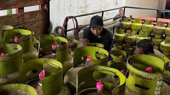 DISTRIBUSI: Pekerja mengangkat tabung gas LPG 3 Kg untuk didistribusikan ke pangkalan di Agen LPG PT Gading Mas Indah, Kota Malang, Selasa (4/2/2025). Pemerintah RI kembali menginstruksikan Kementrian ESDM untuk mengaktifkan lagi LPG 3 Kg dijual ke pengecer.