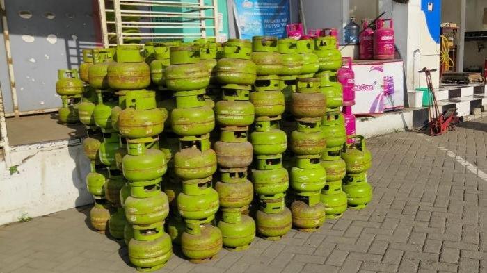 Tabung gas LPG 3 Kg di pangkalan yang ada di SPBU Bululawang Kabupaten Malang.
