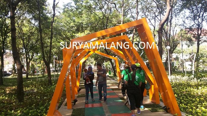 Taman Slamet yang fungsinya dioptimalkan melalui revitalisasi taman. Meskipun direvitalisasi, tidak menambah volume ruang terbuka hijau di Kota Malang.