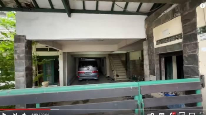 Tampak depan garasi rumah lawas Nagita Slavina