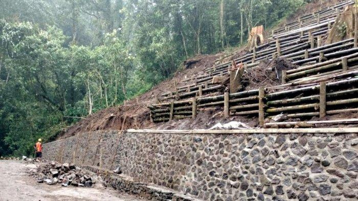 PERCEPATAN PENANGANAN LONGSOR: Pembangunan konstruksi TPT yang sudah 100 persen untuk memperkuat kaki lereng pasca longsor di jalur Cangar-Pacet.