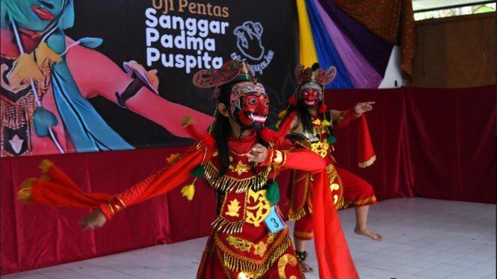 Peserta menarikan tarian Topeng Grebeg Sabrang saat melaksanakan ujian pentas Sanggar Padma Puspita di gedung Dewan Kesenian Malang (DKM) Kota Malang, Jawa Timur, Sabtu (8/7/2023). Ujian tari tersebut di ikuti 27 siswa usai melakukan latihan rutin selama enam bulan di sanggar. Para peserta ujian tari tersebut mulai dari anak-anak hingga mahasiswa yang bertujuan untuk menggali bakat anak serta melestarikan budaya.