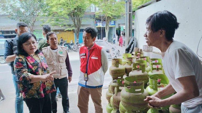 Tim Pengendali Inflasi Daerah (TPID) Kota Malang meninjau pangkalan tabung elpiji 3 Kg, Jumat (9/6).