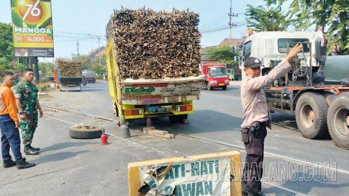 Sebuah truk bermuatan tebu mogok saat melintas di atas rel kereta api yang berada di Jalan Raya Tanggulangin, Sidoarjo, Senin (25/9/2023).