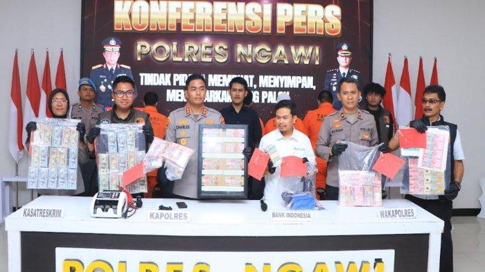 UANG PALSU - Kapolres Ngawi AKBP Charles Pandapotan Tampubolon (tengah), didampingi jajarannya menunjukkan barang bukti uang palsu dalam konferensi pers di Mapolres Ngawi, Sabtu (31/5/2025). Polisi mengamankan 5 tersangka sebagai pengedar lintas provinsi, dua diantaranya berprofesi sebagai kepala desa di Kabupaten Ngawi