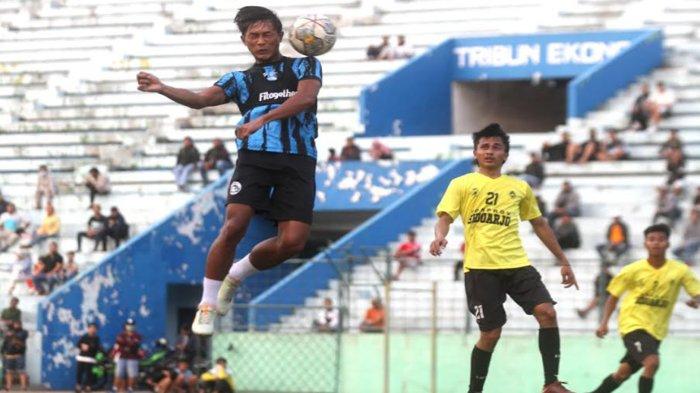 Pemain Arema FC Johan Alfarizie (kiri) berebut bola udara dengan pesepakbola tim Porprov (Pekan Olahraga Provinsi ) Kabupaten Sidoarjo di Stadion Gajayana, Kota Malang, Jawa Timur, Sabtu (3/6/2023). Arema FC berhasil mengalahkan Tim Porprov Kabupaten Sidoarjo dengan skor 5-0