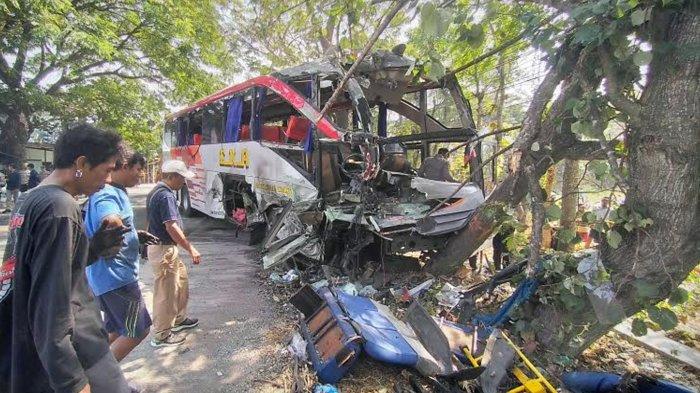Kondisi Bus Eka dengan plat nomor S 7551 US yang mengalami kecelakaan maut adu banteng dengan bus Sugeng Rahayu di Jalan Raya Ngawi - Maospati, Desa Tambakromo, Kecamatan Geneng, Kabupaten Ngawi, Kamis pagi (31/8/2023).