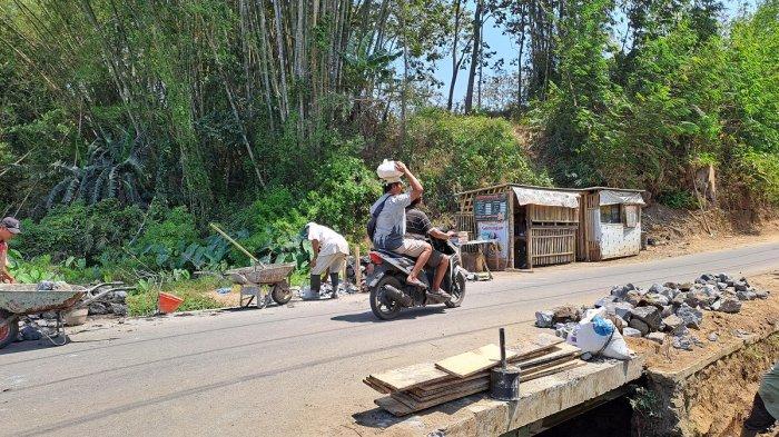 Warga memperbaiki pembatas jembatan di Desa Kasri, Kabupaten Malang
