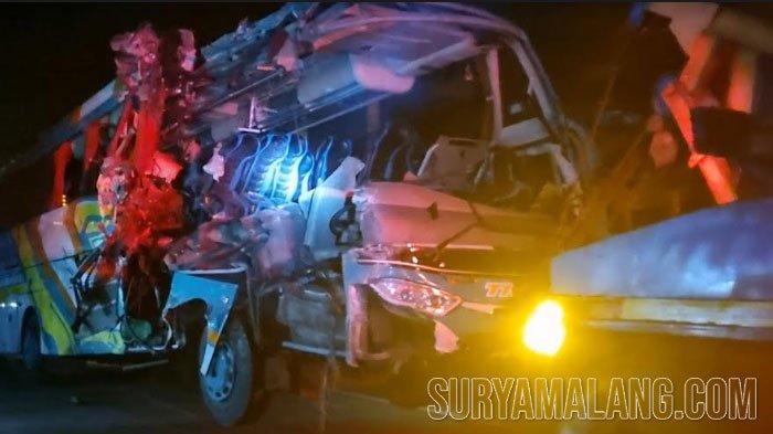 ZIARAH WALI - Bangkai bus pariwisata AB 7072 KN yang menabrak truk tronton L 9310 UU di Jalan Raya Pantura, Kecamatan Bungah, Gresik, Sabtu (27/1/2024) malam. Lima penumpang bus tewas akibat sopir bus mengantuk.