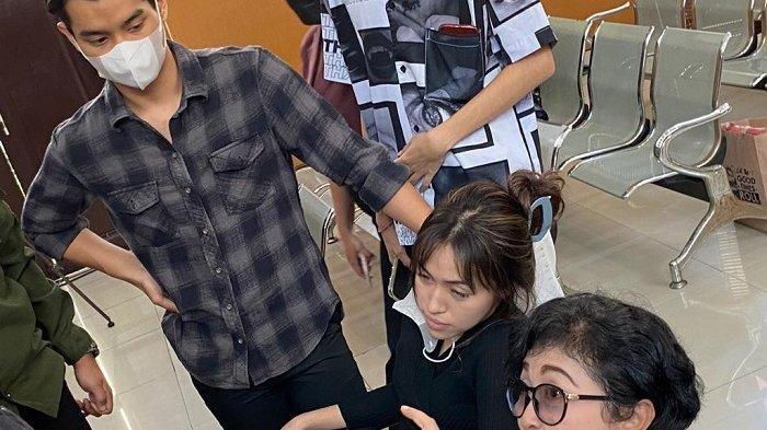 Anastasia Pretya Amanda, mantan pacar Mario Dandy, menjadi saksi pada sidang kasus penganiayaan yang dilakukan Mario Dandy terhadap David Ozora, di Pengadilan Negeri Jakarta Selatan, Selasa (4/7/2023). Amanda mengaku pernah ditelepon keluarga AGH yang mencari-cari AGH karena dua hari tidak pulang. AGH merupakan mantan pacar David Ozora yang kemudian jadi kekasih Mario Dandy.
