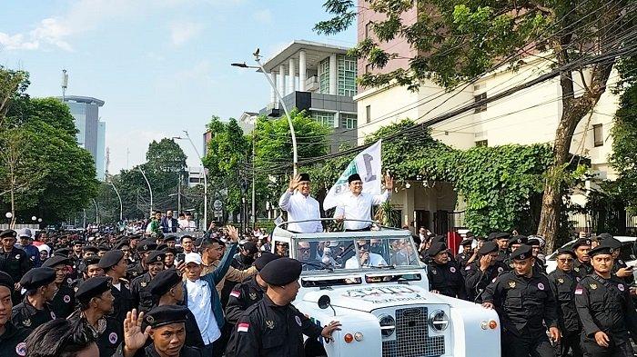 Anies-Cak Imin diarak naik jeep warna putih saat menuju ke KPU untuk melakukan pendafraran bakal calon presiden dan wakil presiden 2024.