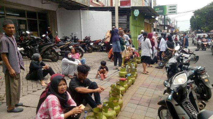 ANTRE GAS MELON- Antrean panjang di Pangkalan Gas LPG 3kg yang ada di Jalan Palem Bayam, Kecamatan Cibodas, Kota Tangerang, Banten, Senin (3/2/2025). Warga kesulitan mendapatkan gas melon setelah pemerintah Sabtu (1/2/2025) melarang warung dan pengecer menjual gas subdsidi. (TribunTangerang/Gilbert Sem Sandro)