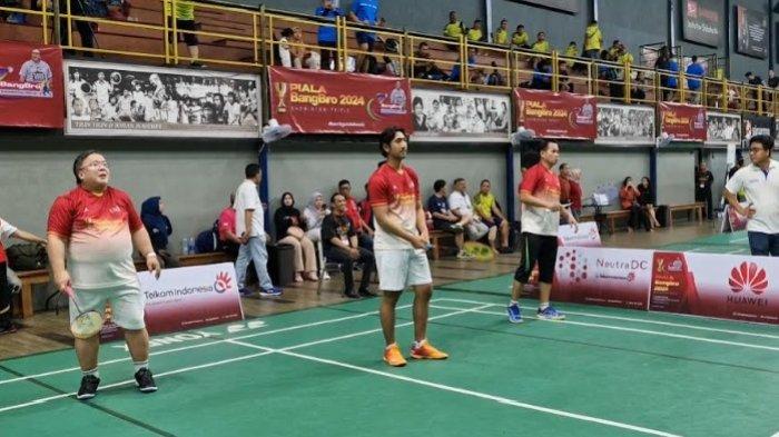 Ketua Umum Komunitas BangBro Badminton, Bambang Brodjonegoro (kiri) bertanding pada pembukaan bulutangkis 3 vs 3 diCandra Wijaya International Badminton Centre, Serpong, Kota Tangerang Selatan, Banten, Sabtu (2/3/2024).