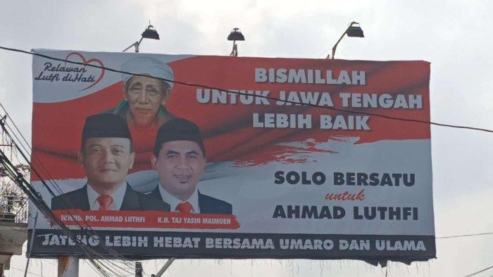 Billboard bergambar Kapolda Jateng, Irjen Pol Ahmad Luthfi berdampingan dengan KH Taj Yasin Maimoen atau Gus Yasin di Jalan Letjen Soeprapto, Sumber, Banjarsari, Solo.