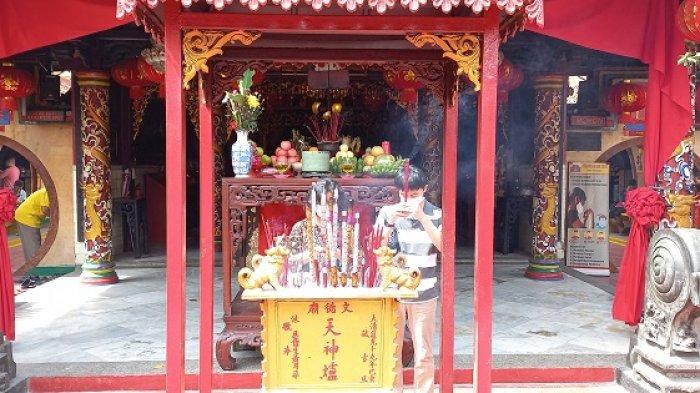 Jelang perayaan Tahun Baru Imlek atau Tahun Baru China, masyarakat mendatangi Vihara Boen Tek Bio, Kota Tangerang, Senin (31/1/2022).