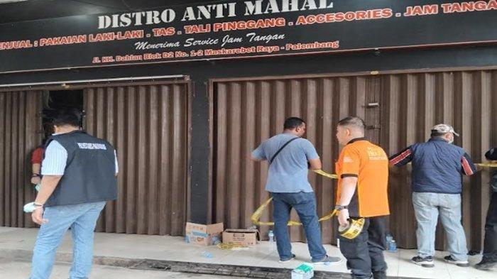 Evakuasi korban pegawai koperasi yang dibunuh pemilik distro Anti Mahal di Palembang.