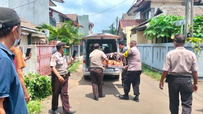 Unit reskrim Polsek Ciputat Timur sedang evakuasi lansia yang ditemukan meninggal dunia di kediamannya di Perumahan Pondok Hijau Jalan Duta Lestari IV RT 002/RW 009 Kelurahan Pisangan, Kecamatan Ciputat Timur, Kota Tangerang Selatan.