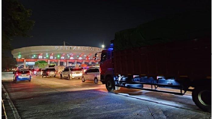 Antrean kendaraan pemudik pada H-4 Lebaran 2024 di Gerbang Tol Cikupa, Kabupaten Tangerang, Banten, Sabtu (6/4/2024) dini hari.