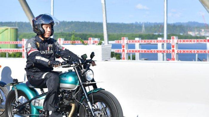 Presiden Joko Widodo mengendarai sepeda motor di jalan tol Ibu Kota Negara (IKN) Nusantara, Minggu (28/7/2024).(Dokumentasi Biro Pers, Media dan Informasi Sekretariat Presiden)