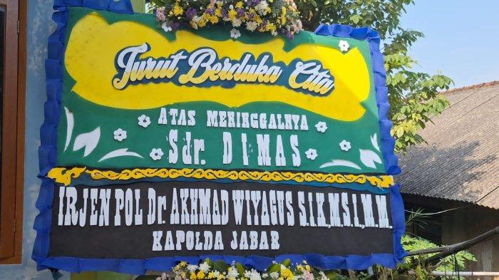 Karangan bunga untuk korban kecelakaan bus Putera Fajar, Minggu (12/5/2024).