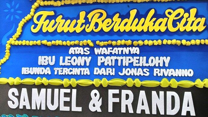 Karangan bunga duka cita dari pasangan selebritas Samuel dan Franda untuk Jonas Rivanno yang kehilangan ibundanya, Leony Pattipeilohy, di Gereja Kharis, Pulo Gebang, Jakarta Timur, Sabtu (8/7/2023). ibunda Jonas Rivanno meninggal dunia di Rumah Sakit (RS) St Carolus, Salemba, Jakarta Pusat, Jumat (7/7/2023) malam.