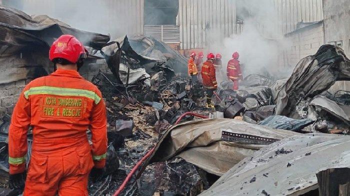 Kebakaran menimpa toko perabot di Jalan Sudimara Selatan, Cidedug, Kota Tangerang, Rabu (17/4/2024).
