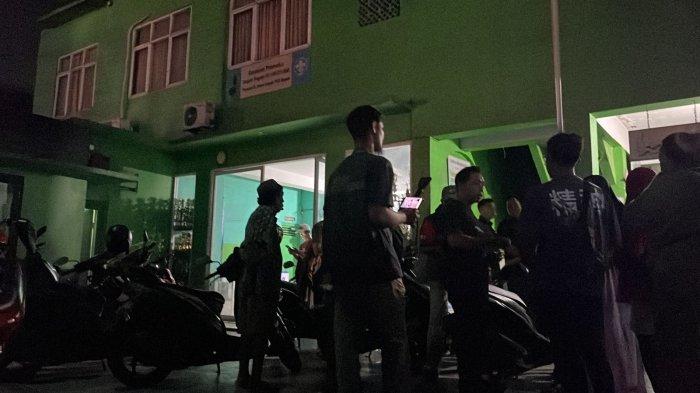 Keluarga korban kecelakaan maut rombongan SMK Lingga Kencana Depok berkumpul di area sekolah, Jalan Raya Sawangan, Pancoran Mas, Depok, Jawa Barat, Sabtu (11/5/2024) malam.