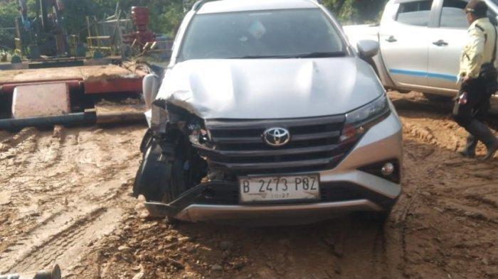 Mobil yang dikendarai Ketua KPU Kota Lubuklinggau Topandri menabrak sepeda motor di Jalan Benakat Minyak, Kecamatan Talang Ubi, Kabupaten PALI, Sumatra Selatan, Minggu (24/12/2023). Akibatnya dua kakak beradik, CK (13) dan A (7) tewas di lokasi kejadian.