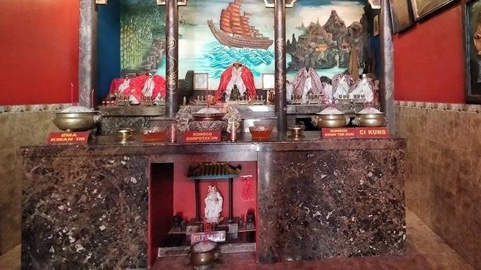 Klenteng Sampo Tay Jin berlokasi di Jalan Otto Iskandar Dinata, RT 003 RW 008, Gerendeng, Kecamatan Karawaci, Kota Tangerang, Banten.