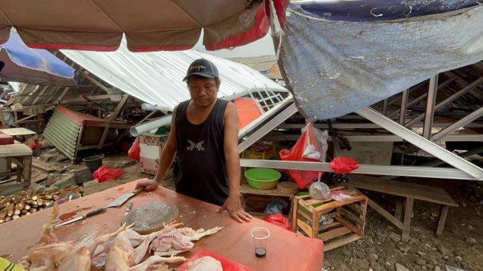 Mamat dan suasana lapak pasar Ciputat roboh.