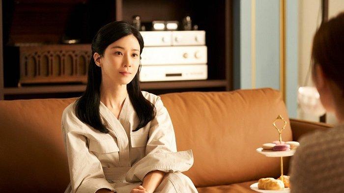 Lee Bo Young dikunjungi sang suami, aktor Ji Sung, di lokasi syuting drama Korea terbaru berjudul Hyde, Jumat (30/6/2023). Ji Sung membawa kedua buah hatinya dan satu truk makanan untuk dihidangkan kepada para bintang dan kru Hyde.