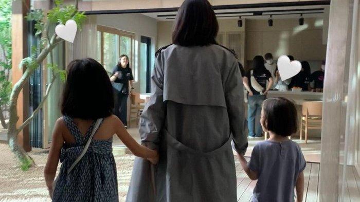 Lee Bo Young dikunjungi sang suami, aktor Ji Sung, di lokasi syuting drama Korea terbaru berjudul Hyde, Jumat (30/6/2023). Ji Sung membawa kedua buah hatinya dan satu truk makanan untuk dihidangkan kepada para bintang dan kru Hyde.