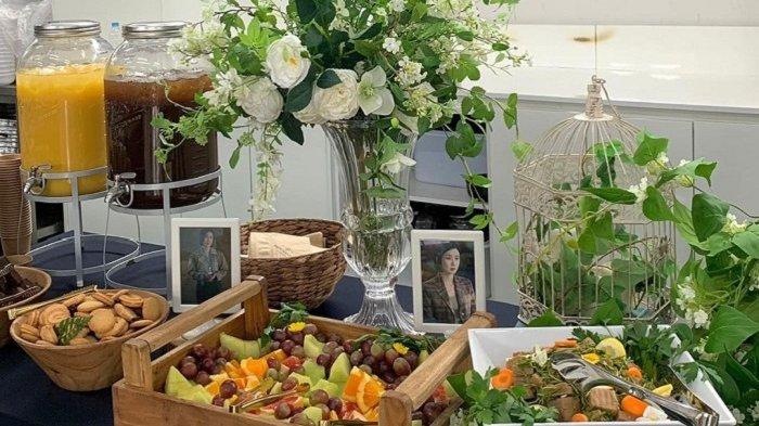 Aktor Ji Sung membawa kedua buah hatinya dan satu truk makanan untuk dihidangkan kepada sang istri, Lee Bo Young dan para kru drama Korea Hyde.