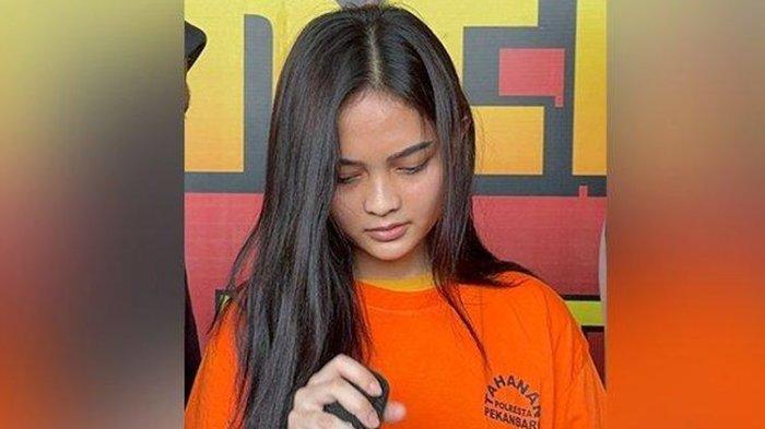 Marisa Putri, penabrak wanita pengendara sepeda motor, mengaku tak sadar menabrak korban, Sabtu (3/8/2024). (Tribunpekanbaru.com)