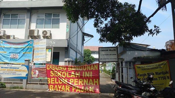 Terdapat juga sebuah plang di bangunan sekolah ini yang bertuliskan