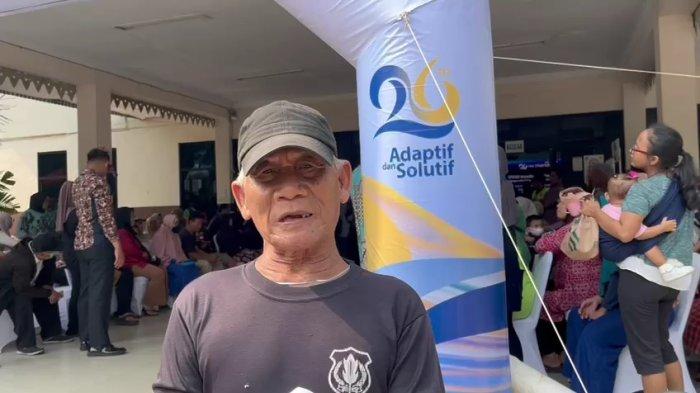 Warga bernama Maun mendapatkan sembako di Momen kegiatan Pasar Murah Bank Mandiri.