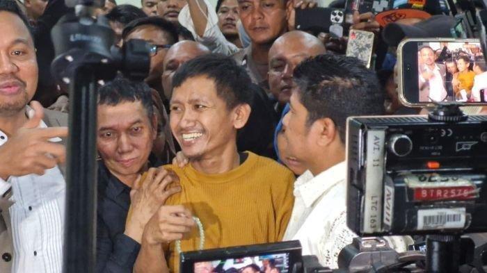 Pegi Setiawan memberikan keterangan kepada awak media usai bebas dari ruang tahanan Polda Jawa Barat, Senin (8/7/2024) malam.