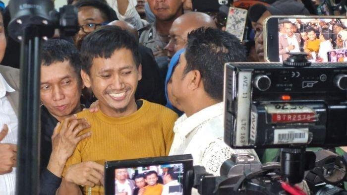 Pegi Setiawan memberikan keterangan kepada awak media usai bebas dari ruang tahanan Polda Jawa Barat, Senin (8/7/2024) malam.