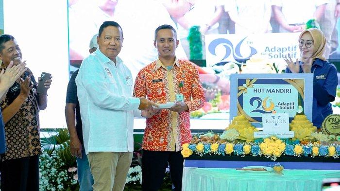 RCEO Bank Mandiri Region 5/Jakarta, Lourentius Aris Budiyanto (kiri) dalam acara Pasar Murah Mandiri di Bintaro, Pesanggrahan, Jakarta Selatan, Rabu (2/10/2024).