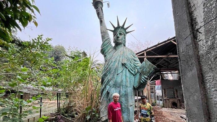 Replika Patung Liberty di Amerika Serikat viral di Pondok Cabe, Tangerang Selatan. Patung itu sedang ramai diperbincangkan karena viral di media sosial.