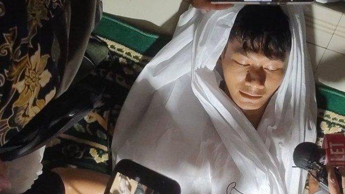 Saka Tatal, mantan terpidana kasus Vina Cirebon, saat menjalani prosesi sumpah pocong, Jumat (9/8/2024).