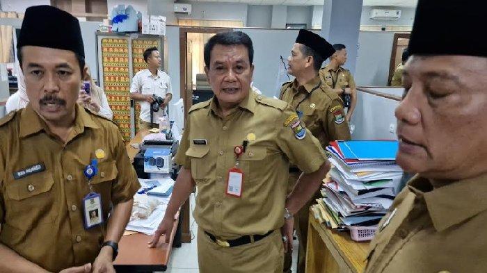 Sekda Kabupaten Tangerang Moch Maesyal Rasyid (tengah) menggelar sidak ke kantor Dinas Lingkungan Hidup di Tigaraksa, Kabupaten Tangerang, Banten, Selasa (16/4/2024).