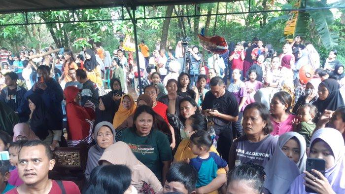 Ratusan warga menyambut kedatangan Pegi Setiawan di rumahnya di Desa Kepongpongan, Kecamatan Talun, Kabupaten Cirebon, Jawa Barat. Pegi, buruh bangunan, sebelumnya dibebaskan dari status tersangka kasus pembunuhan Vina dan Muhammad Rizky pada 2016.