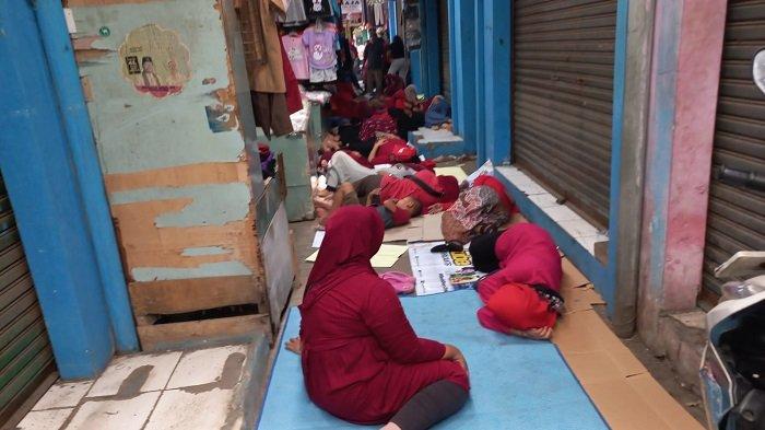 Puluhan pedagang Kutabumi yang mayoritas merupakan ibu-ibu, memilih menginap dan tidur di dalam pasar lantaran khawatir terjadi pembongkaran revitalisasi oleh Perumda Niaga Kerta Raharja.